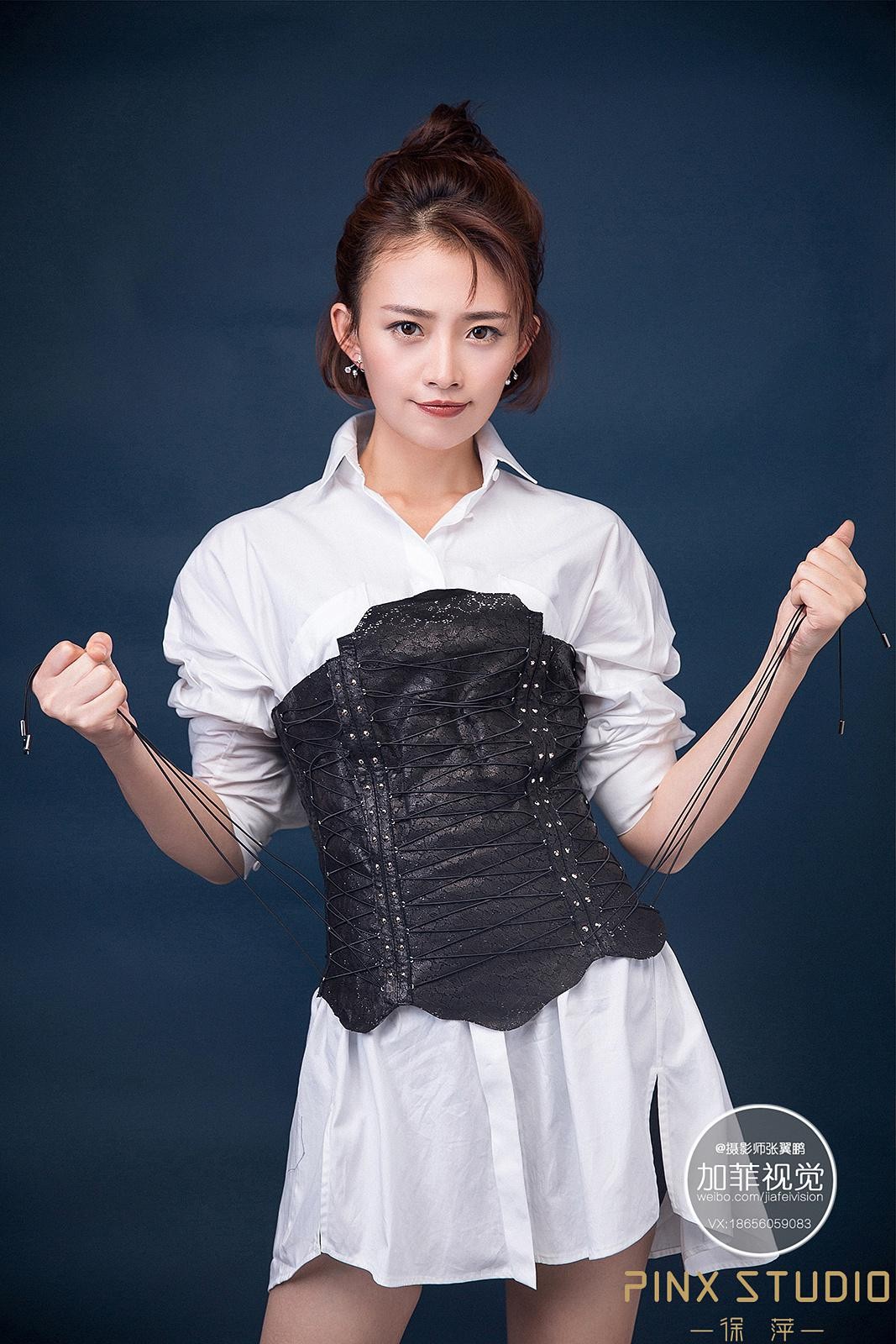 史百惠侧身回首，白色裙摆轻扬，腿部线条流畅，在简约背景中勾勒出动人侧影