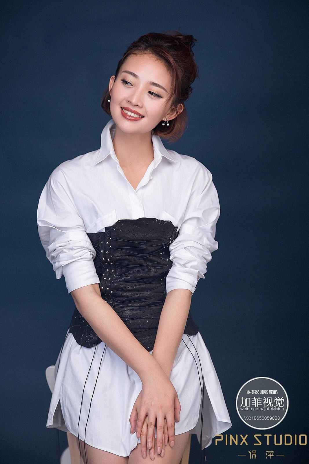 镜头前的史百惠举止大方，姿态从容，彰显出成熟主持人的稳重气场与专业风范