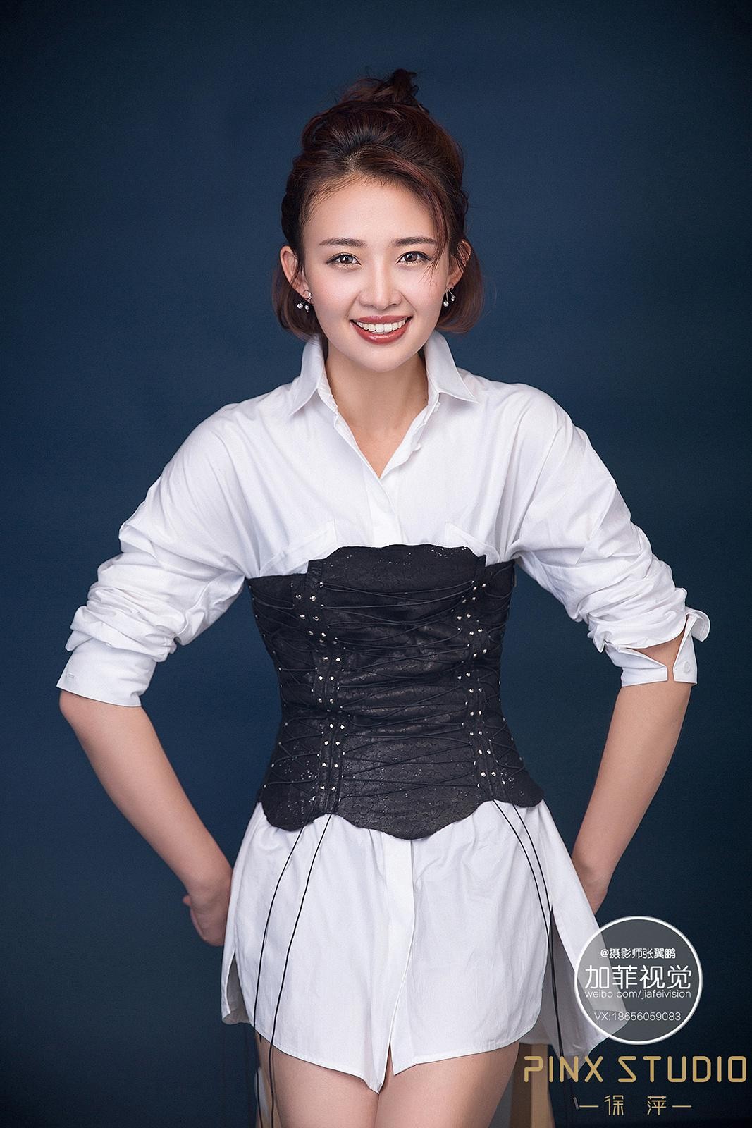 史百惠倚靠窗边，自然光线洒落，柔和氛围中凸显其温婉娴静的另一面