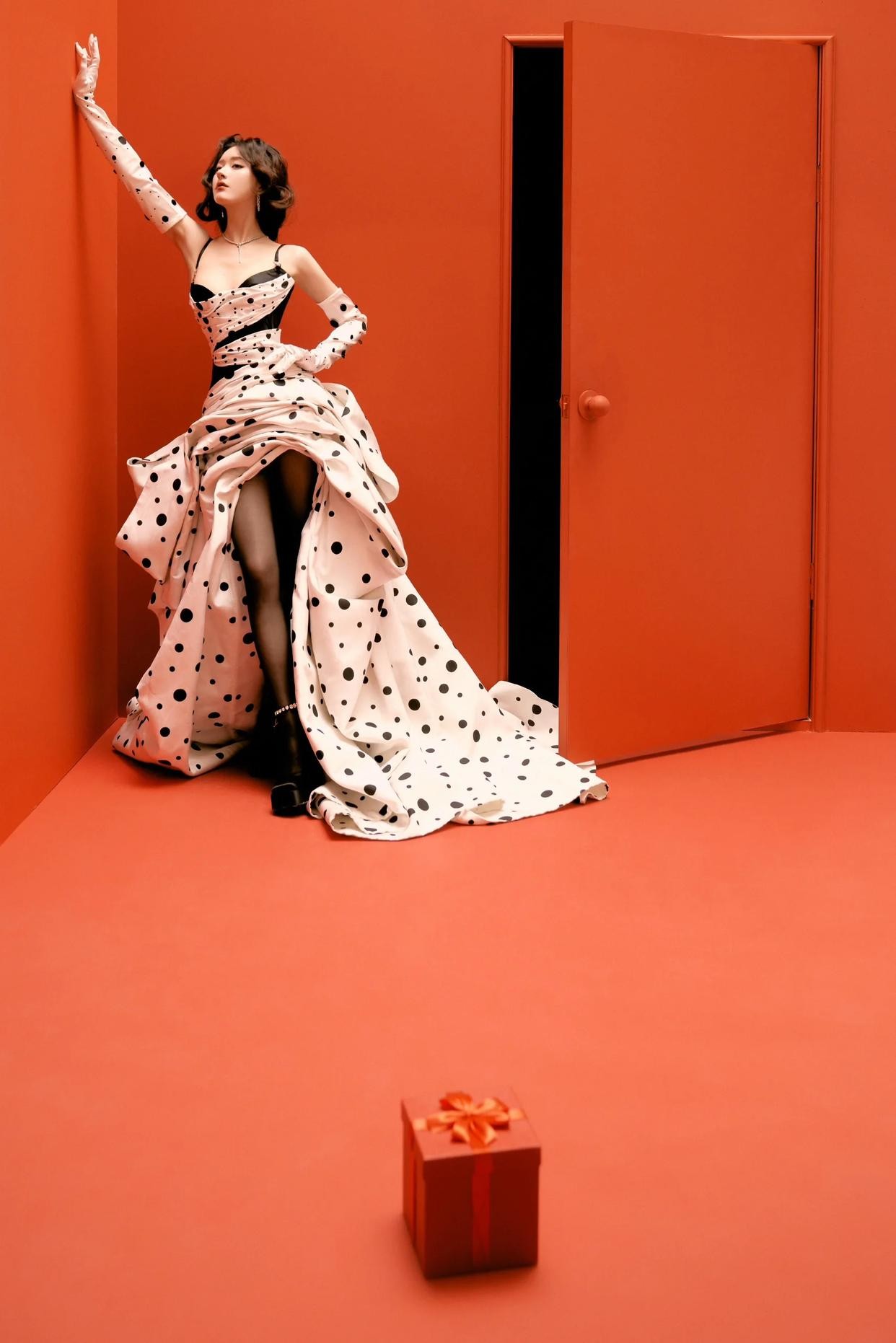 赵露思倚靠沙发姿态放松，双腿交叠展现曼妙曲线，光影洒落周身，营造出电影胶片般的复古氛围