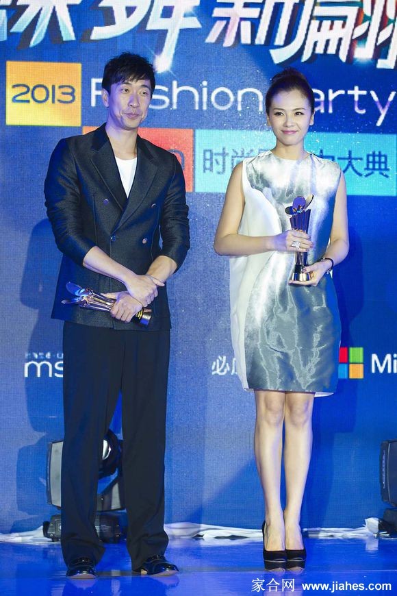 刘涛着黑色紧身裤拉伸，展现身体柔韧性与腿部肌肉的紧致感