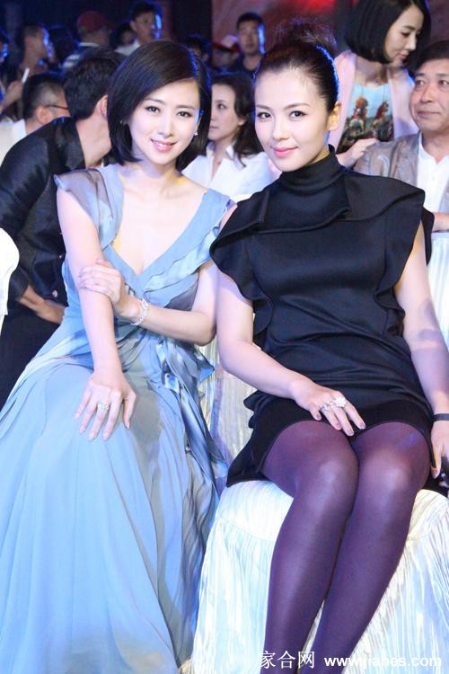 刘涛双手支撑展示核心力量，运动背心下隐约可见锻炼有素的腹部线条