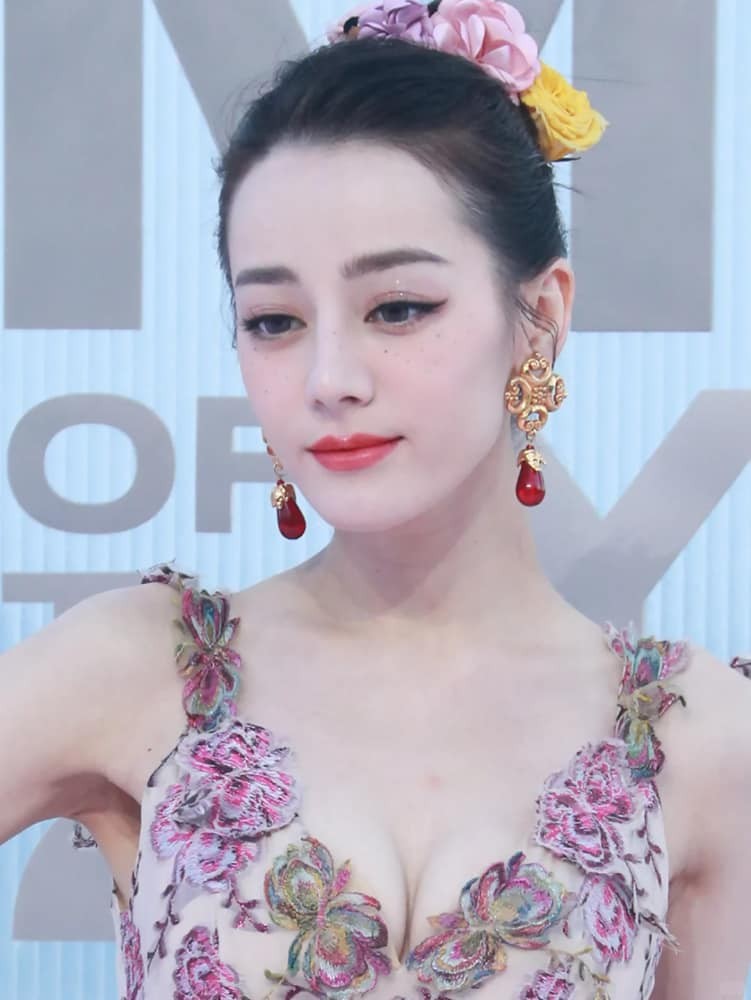 迪丽热巴身着繁花长裙，回眸瞬间惊艳全场