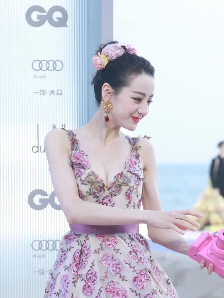 聚光灯下迪丽热巴自信从容，裙摆轻扬