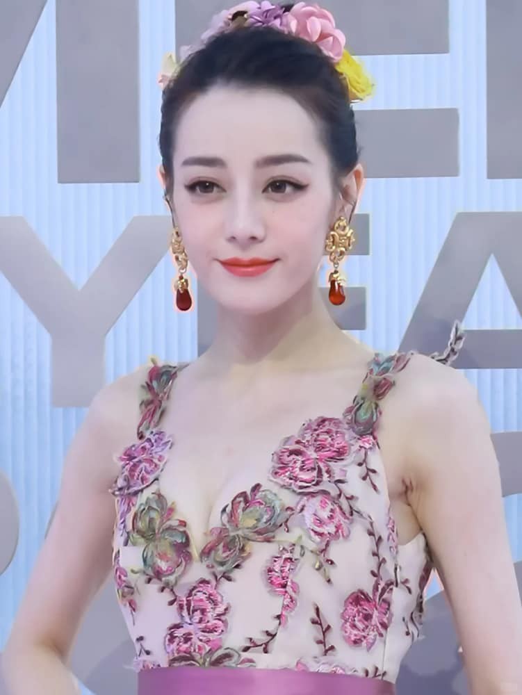 迪丽热巴定点凝视，气场全开震慑全场