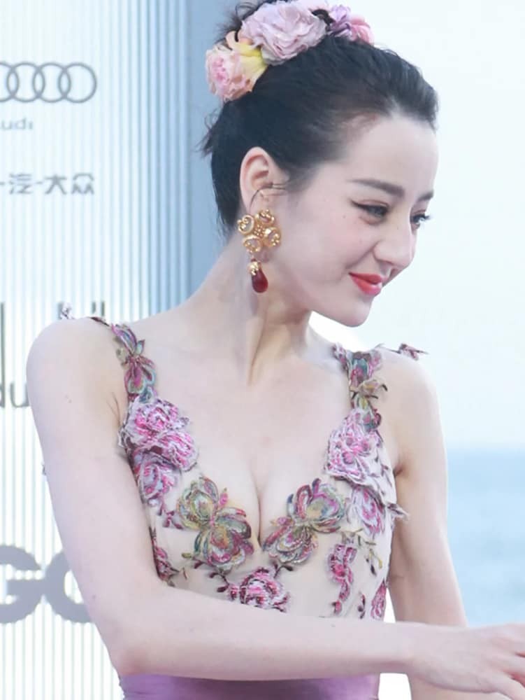 迪丽热巴T台转身，裙摆翩跹如蝶翼