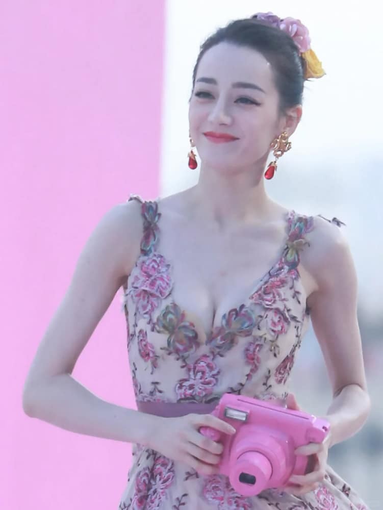 光影交错间，迪丽热巴展现绝美侧颜与优雅体态