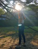 日落时分，卢靖姗的背影成为连接繁华都市与宁静内心的桥梁，散发着独立自信、温暖而耀眼的光芒