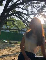 逆光勾勒出卢靖姗完美的身体线条，简约的着装与专注远眺的姿态，散发出健康自信的迷人光彩