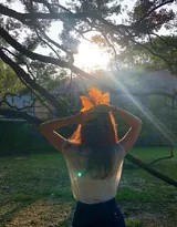 卢靖姗身披金色夕阳，优雅背影与远处都市天际线融为一体，尽显静谧而强大的女性气质