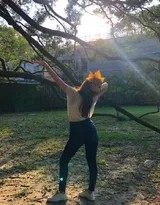 微风拂过天台，卢靖姗的侧影在柔和光线下显得宁静而深邃，仿佛在思考，又仿佛在享受片刻的放空