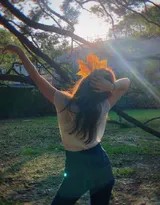 卢靖姗回首瞬间，光影在脸庞投下柔和轮廓，眼神清澈而坚定，展现出现代女性独有的温柔力量