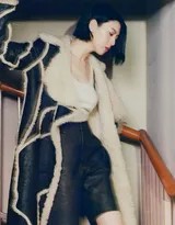 特写镜头下，三吉彩花的脸部轮廓分明，一缕黑发拂过脸颊，凸显其雌雄莫辨的独特高级美感