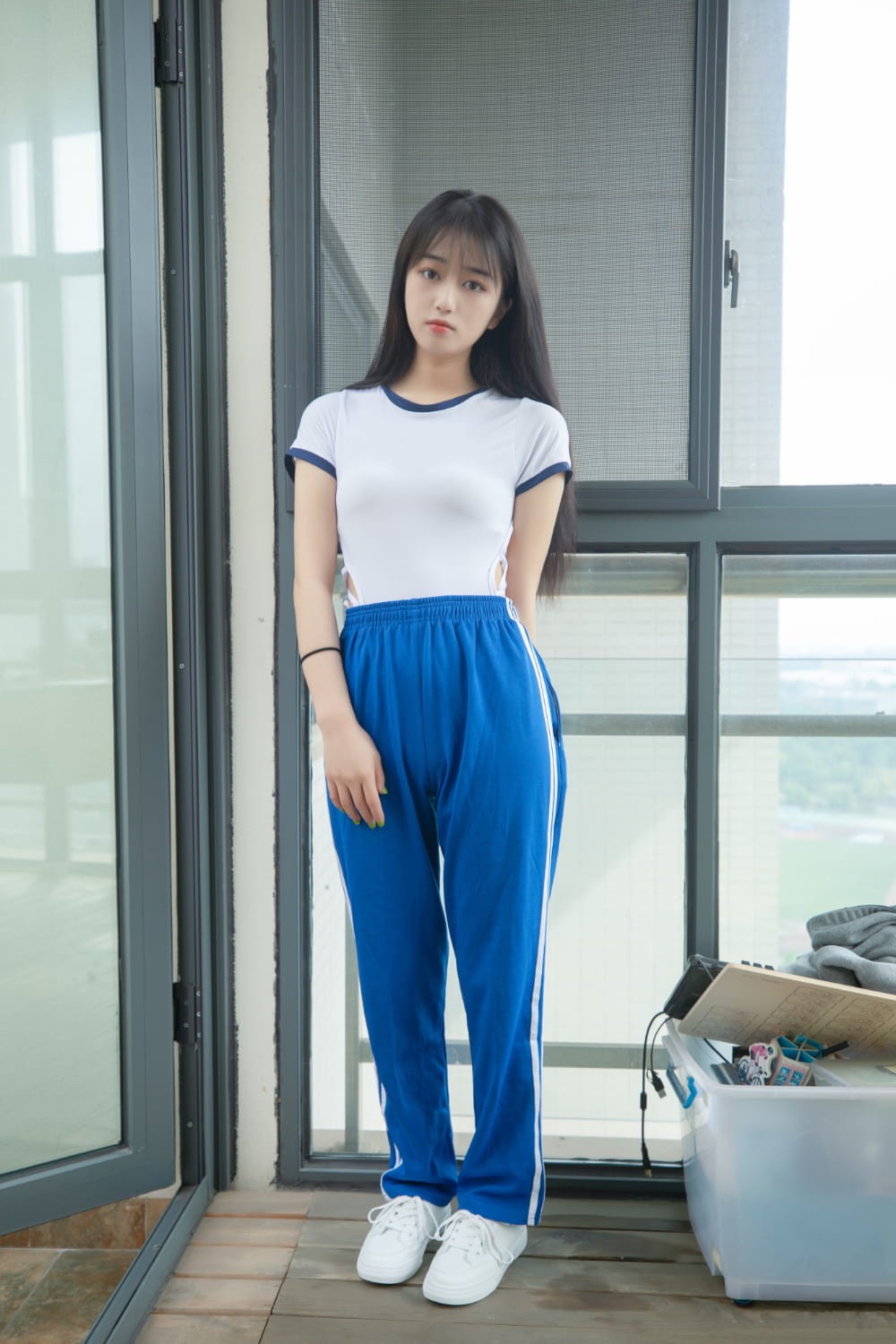 女生俏皮地手持冰淇淋，笑容甜美极具感染力，洋溢着简单纯粹的快乐