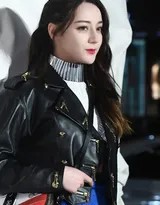 黑色皮衣勾勒出迪丽热巴优美的身体曲线，她微微仰头眼神坚定，展现出独立女性的自信与力量