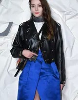 迪丽热巴在皮衣衬托下显露完美侧颜，高挺鼻梁与清晰下颌线构成一幅光影交错的绝美画卷