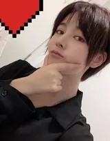 赵粤身穿浅色上衣，在柔和光线下凝视镜头，短发造型凸显其清秀五官与温柔气质