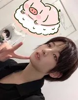 赵粤侧颜对镜自拍，短发微卷勾勒清晰下颌线，眼眸中流露淡然自信