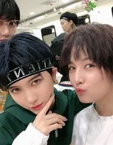 暖色调灯光下，赵粤低头整理裙摆，侧脸轮廓柔和，发丝沾染金色光晕