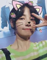 赵粤置身于工业风场景，手持道具长刀倚靠管道，眼神笃定彰显冷飒气场