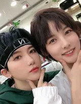 赵粤对镜露出浅浅微笑，短发造型清爽，神态间兼具少女的灵动与成长的从容