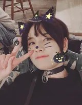 赵粤坐在复古金属箱上，光影交织于身侧，姿态松弛展现静谧氛围