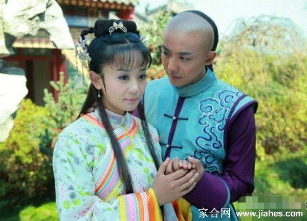 紫薇与尔康月下执手相望，彼此眼中尽是柔情与坚定，勾勒出爱情最美的誓言