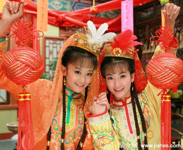 海陆版夏紫薇初次登场，眉眼低垂，眸中含愁，一身清装难掩其大家闺秀的诗书气质