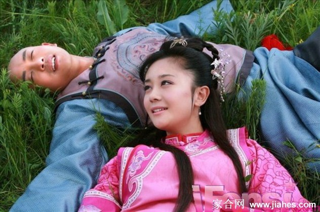 紫薇手抚古琴，神情专注而哀婉，仿佛将所有心事都寄托于流转的琴音之中