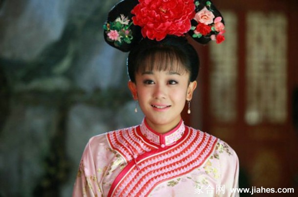 紫薇身着素雅旗装立于宫苑廊下，微风轻拂发丝，画面宁静如一幅古典仕女图