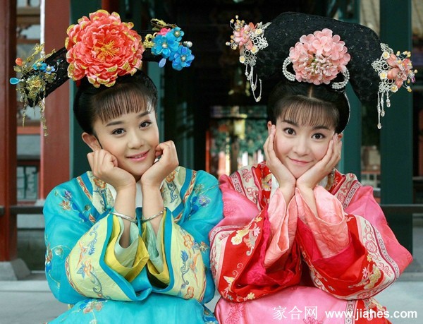 紫薇手持书卷倚窗沉思，午后阳光洒落侧脸，尽显其聪慧娴静的内在光华