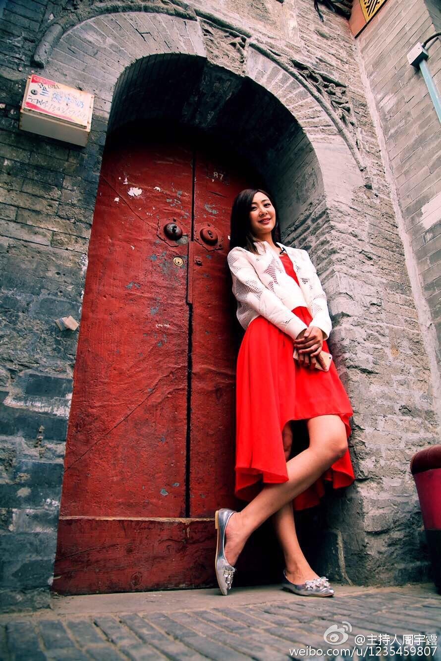 周宇站在化妆镜前整理妆容，镜中映出她认真细致的面庞，勾勒出职业女性后台准备的经典场景