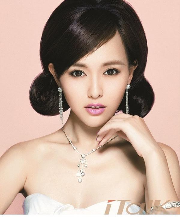 唐嫣置身于暖黄光影中，轻倚古典椅背，整体氛围弥漫着静谧怀旧的浪漫