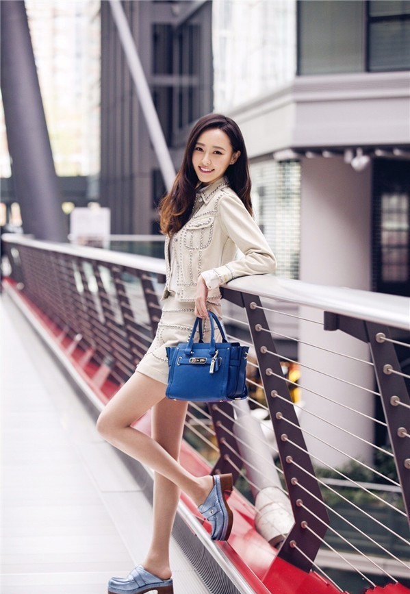 唐嫣身穿米白色套装漫步街头，浅笑嫣然尽显春日温柔