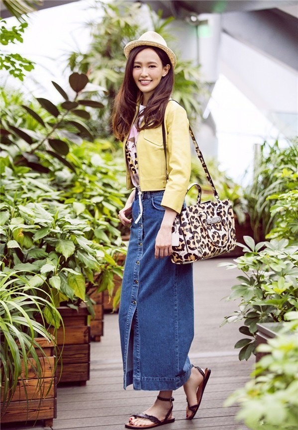 唐嫣倚靠墙面，印花上衣搭配个性下装，诠释复古摩登风尚