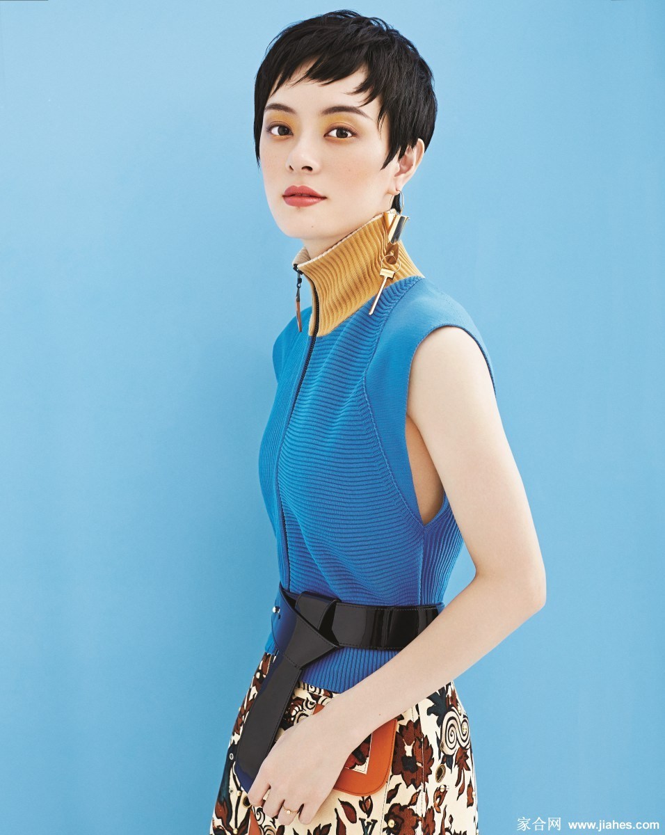 孙俪身着简约白色西装，直视镜头，短发利落，透露出干练而清澈的知性之美