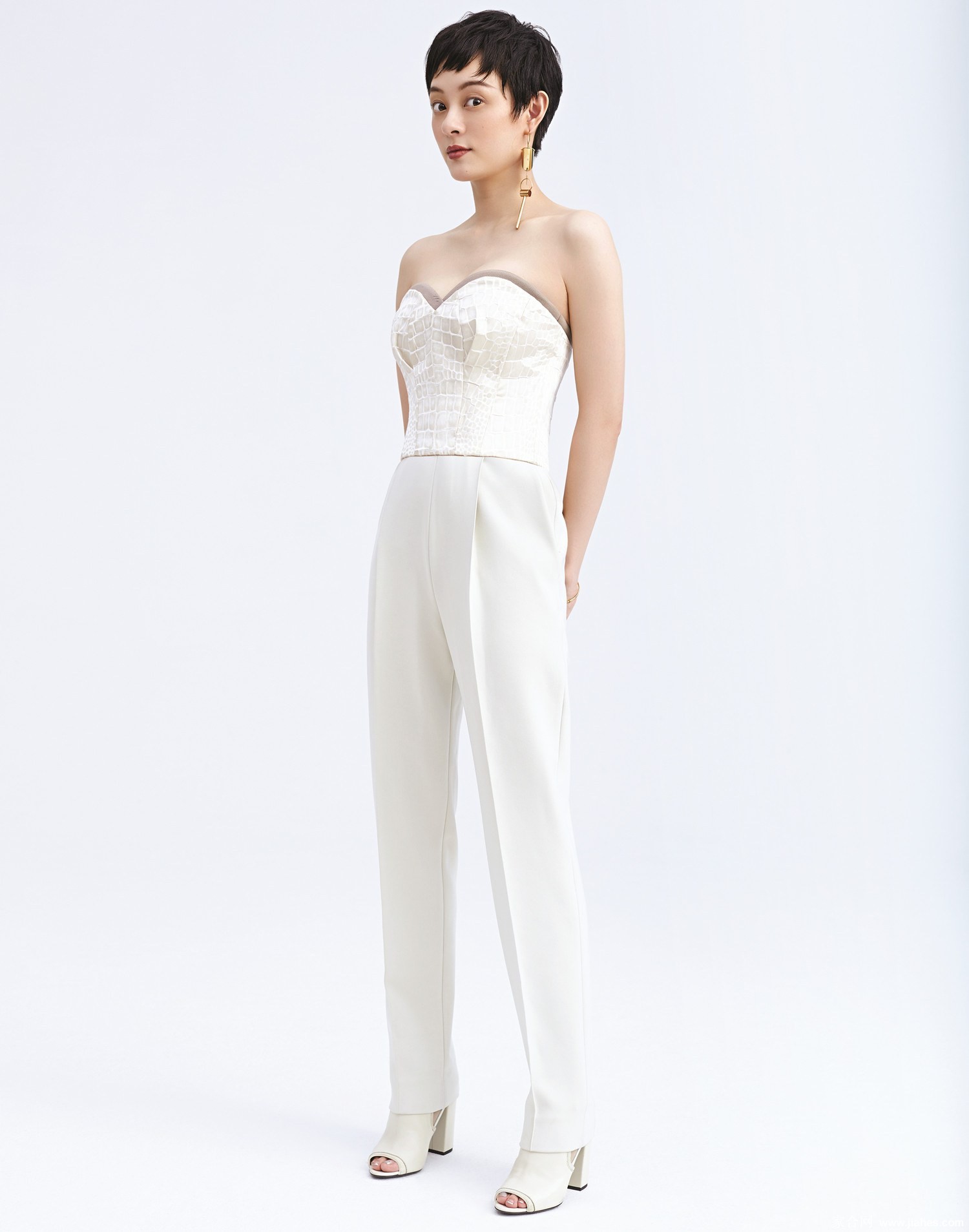 孙俪置身于光影交错间，身着几何图案长裙，姿态舒展，面容沉静中蕴藏无尽故事感