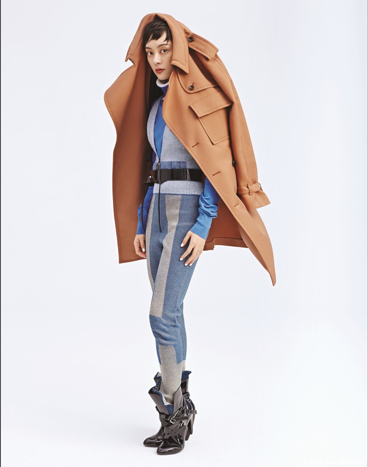 孙俪微微仰首，灯光勾勒出精致下颌线，背景朦胧，整体氛围如暗夜中静谧绽放的幽兰