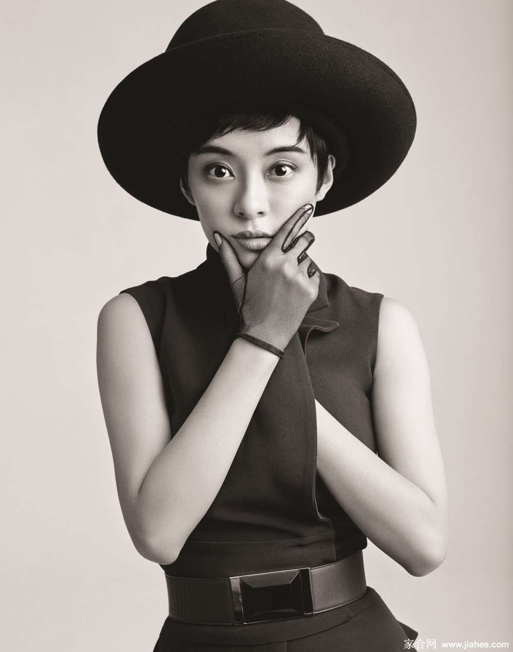 特写镜头下的孙俪，肌肤质感细腻，一抹红唇点缀于素净面容，眼神深邃似能穿透人心