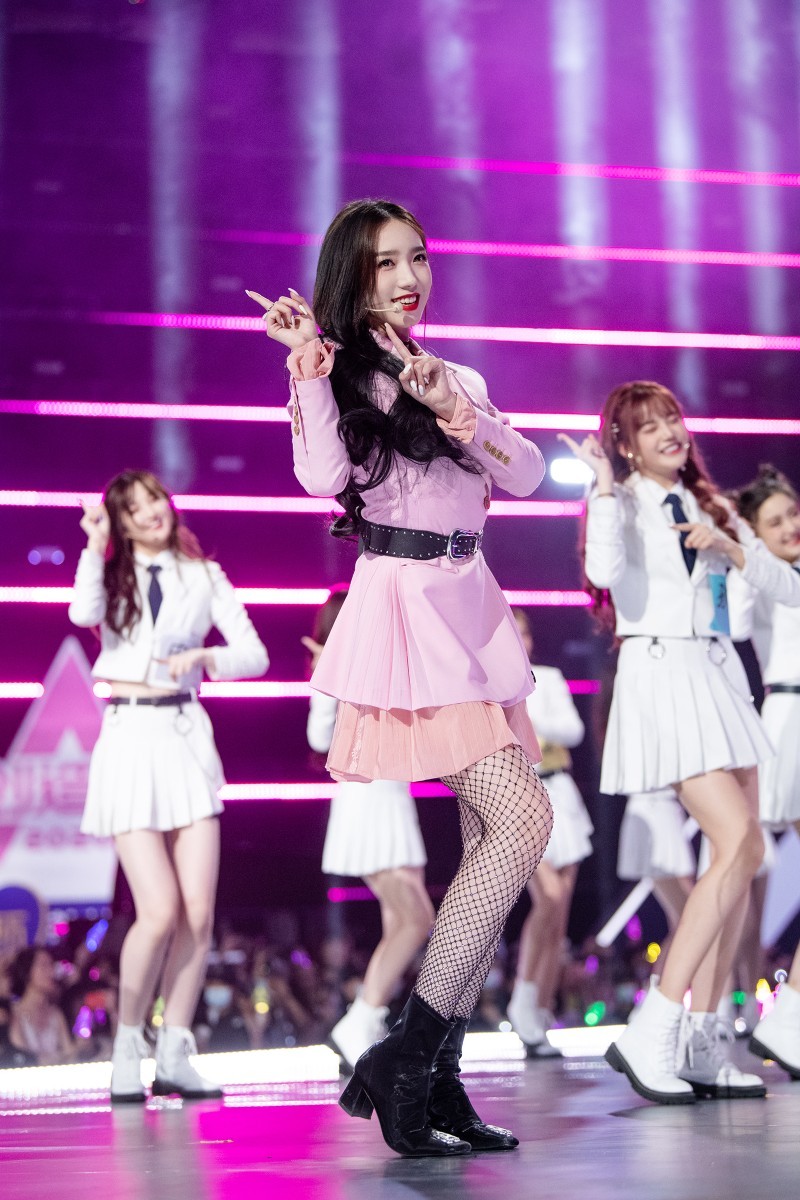 孟美岐跳跃瞬间，丝袜映衬腿部肌肉力量，空中姿态轻盈如飞燕