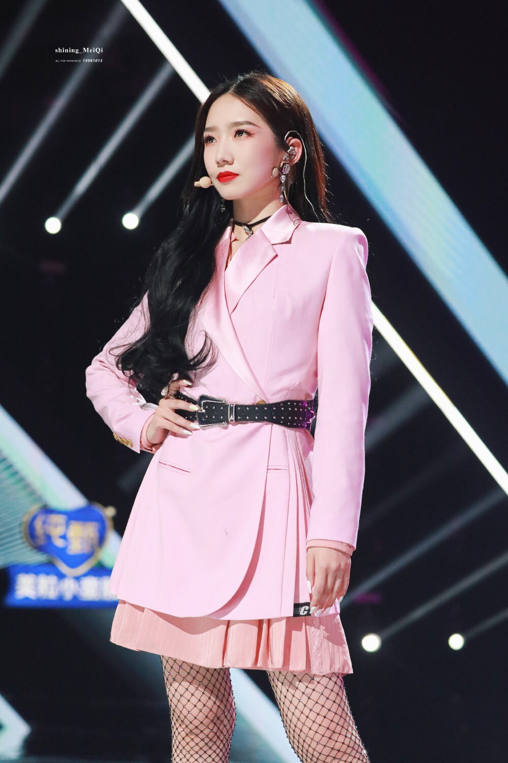 孟美岐结束动作定格，丝袜美腿微微弯曲，表情专注而满足，舞台灯光如星辉洒落