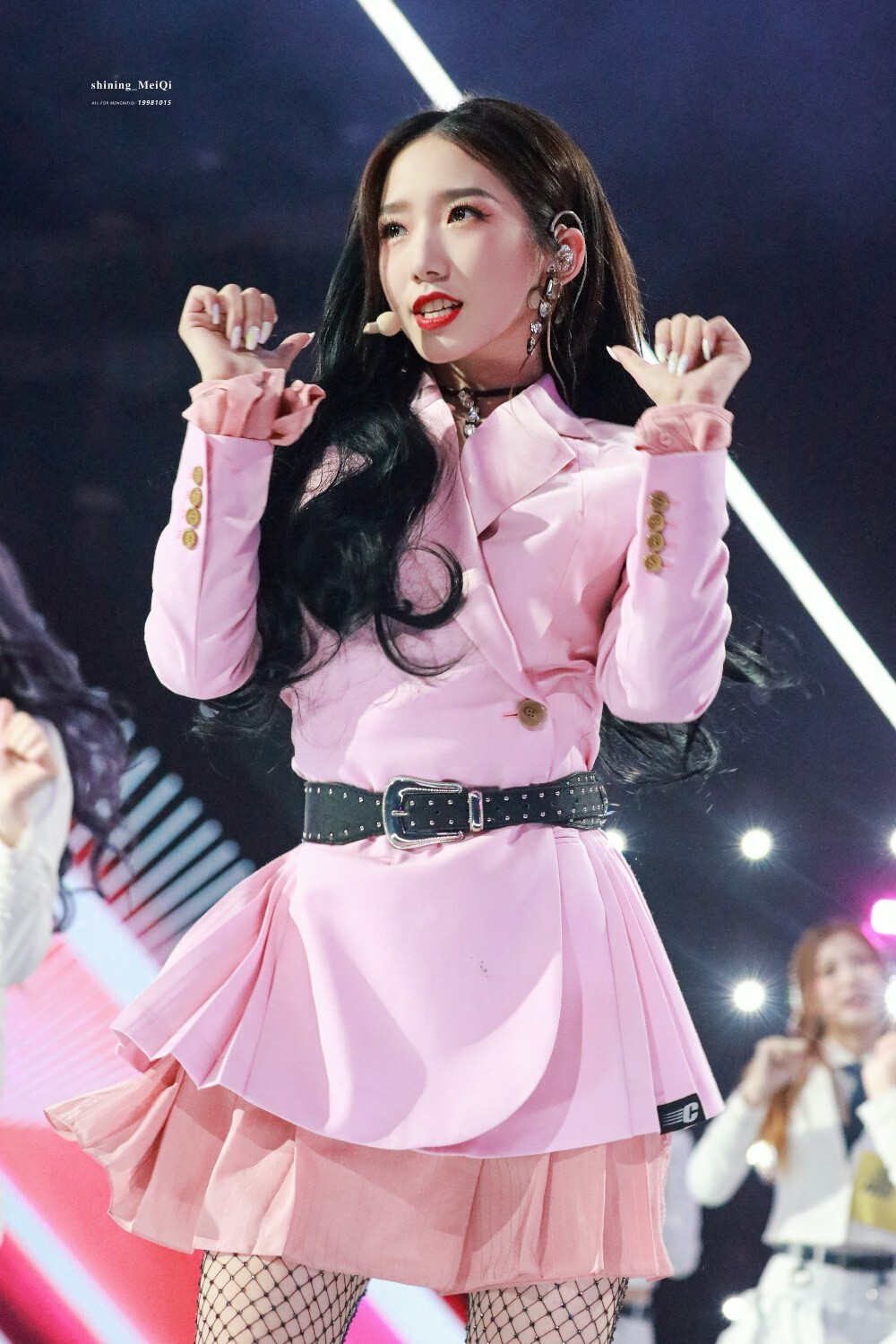 孟美岐与舞伴互动，丝袜美腿在编舞中突出协调性，团队配合默契无间