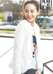 张钧甯置身于繁花丛中浅笑嫣然，宛若坠入凡间的花之精灵