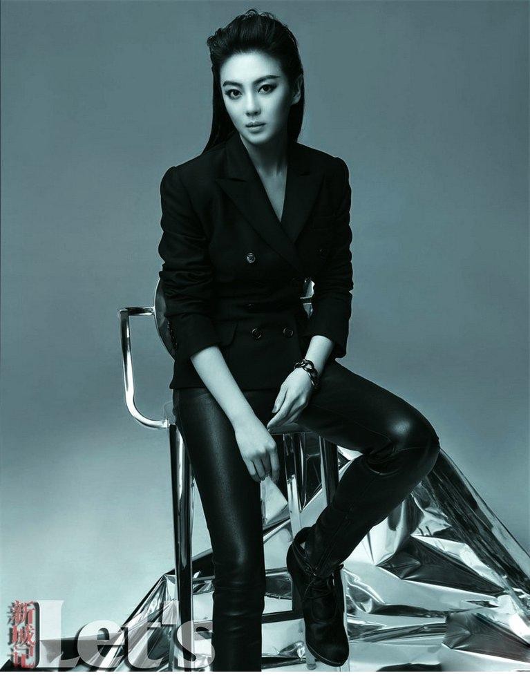 张雨绮侧身而立，光影勾勒其清晰下颌线与肩颈轮廓，中性装扮下依然可见其精致五官