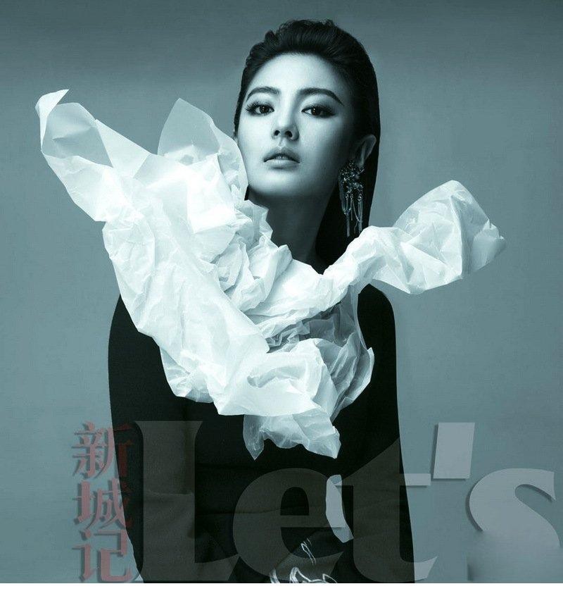 张雨绮身穿宽松廓形外套倚靠于场景中，姿态放松却充满张力，展现不羁与随性的另一面