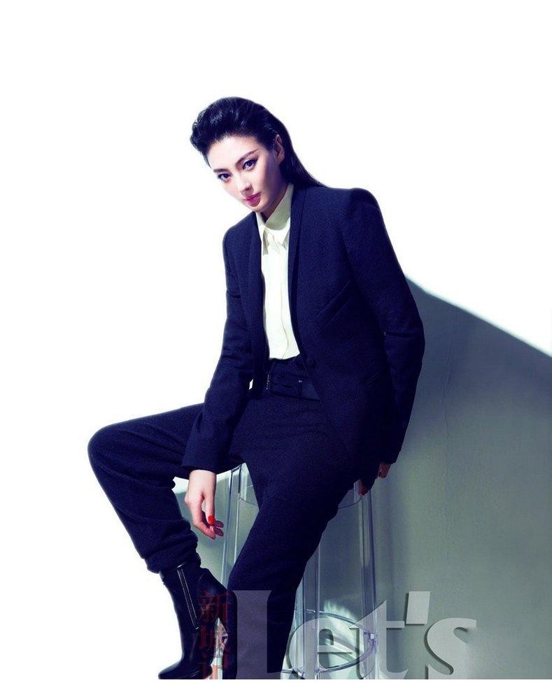 张雨绮以动态抓拍姿态入镜，光影流动间捕捉其瞬间神采，帅气中流露出一抹灵动笑意