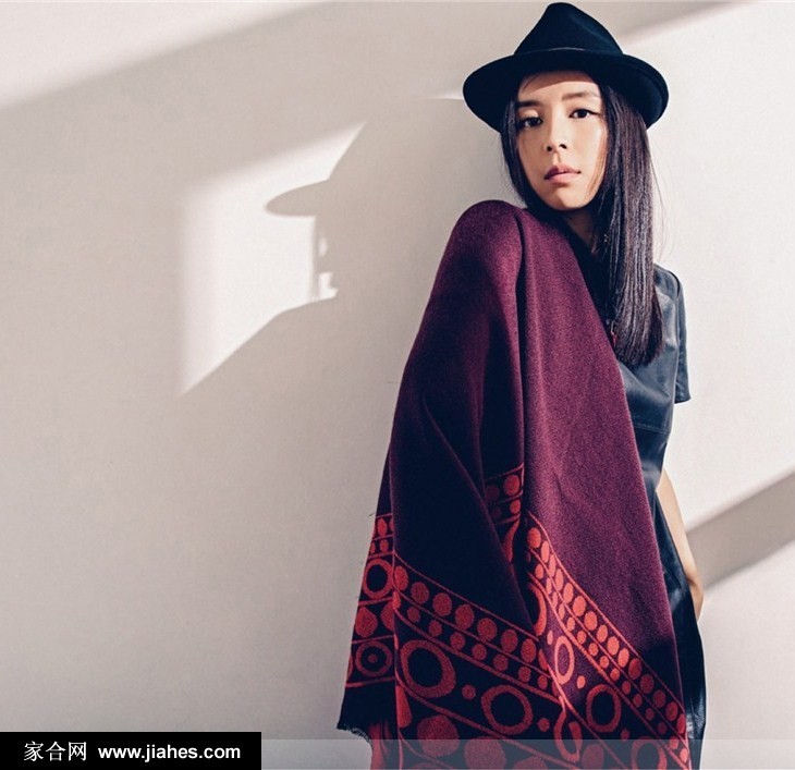 张静初坐在高脚凳上，双脚轻晃，条纹衫与牛仔裙搭配尽显俏皮活力