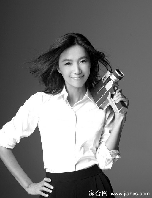 徐静蕾日常抓拍瞬间神态自若，简约穿搭衬托其洒脱真我个性