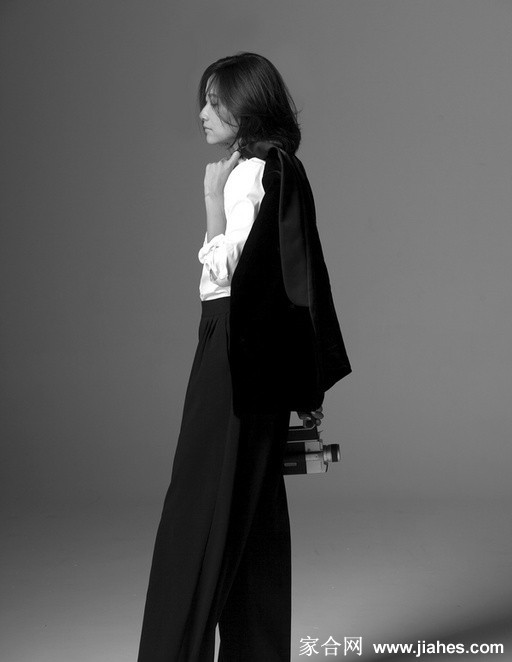 徐静蕾浅笑嫣然散发温婉气质，灰色调背景下更显其静谧恬淡之美