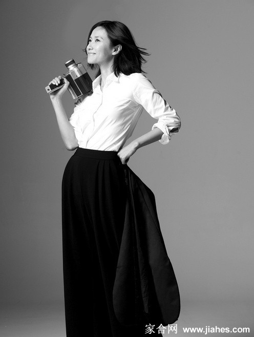 徐静蕾半扎短发侧身而立，灰色着装于日常中透露出知性优雅氛围